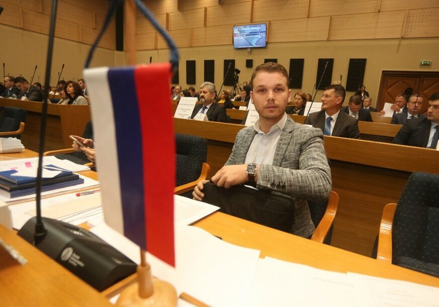 PROŠLI PUT ČITAO SA TELEFONA Stanivuković ponovo polagao poslaničku zakletvu (FOTO)