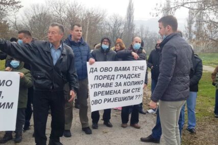 "DUŽE MOŽEMO IZDRŽATI POD VODOM" Protest mještana Doca zbog NESNOSNOG SMRADA iz Crkvene