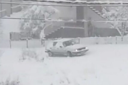MUKE SA GOLFOM DVA Ovako izgleda kada automobil "dobije skije"