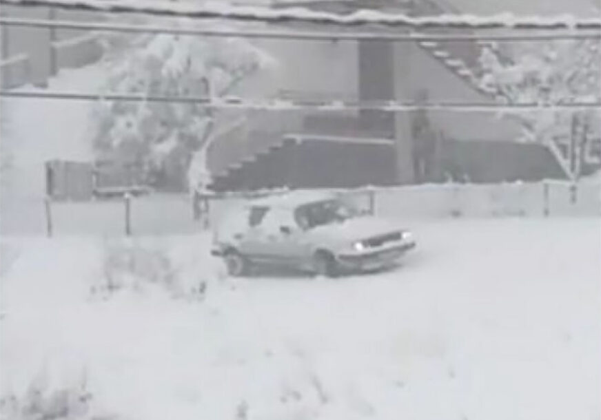 MUKE SA GOLFOM DVA Ovako izgleda kada automobil "dobije skije"