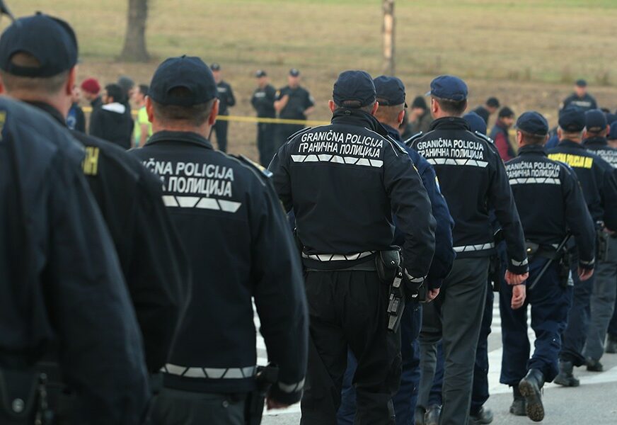 PREVOZIO IH U "VOLVU" Državljanin BiH uhapšen zbog krijumčarenja ljudi sa Kosova