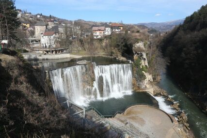ČUDO PRIRODE BiH jedina u svijetu ima vodopad koji se nalazi u centru grada (FOTO)