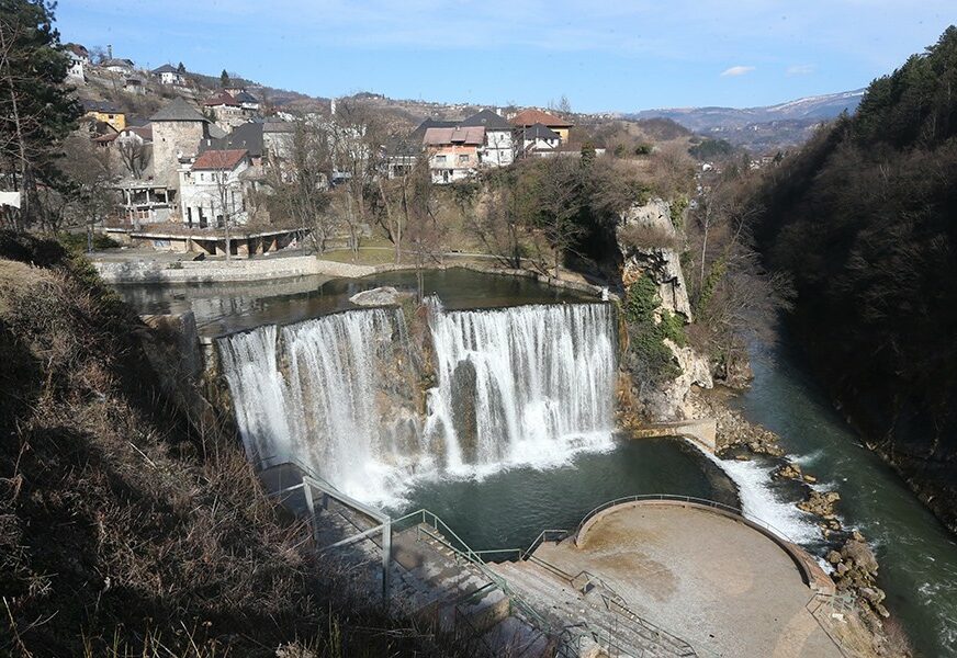 ČUDO PRIRODE BiH jedina u svijetu ima vodopad koji se nalazi u centru grada (FOTO)