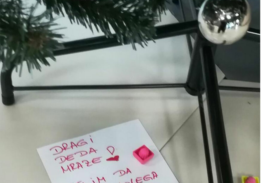 LIJEP GEST! Ispod jelke u jednoj beogradskoj firmi osvanula poruka sa SRCEPARAJUĆOM ŽELJOM