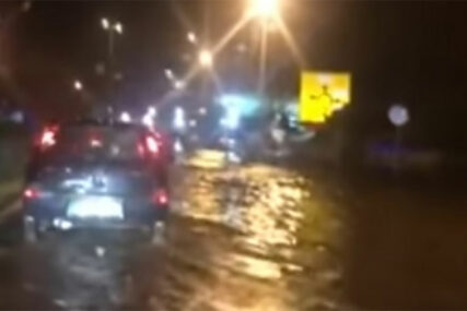 PROBLEMI ZBOG OBILNE KIŠE U Kozarskoj Dubici potopljeni podrumi, zbog vode na putu usporen saobraćaj kroz Prijedor