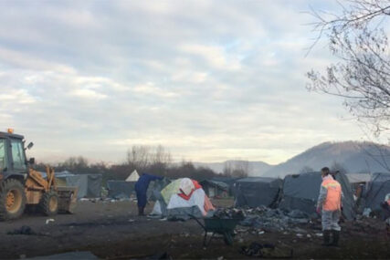 U toku rušenje privremenog kampa u Velikoj Kladuši