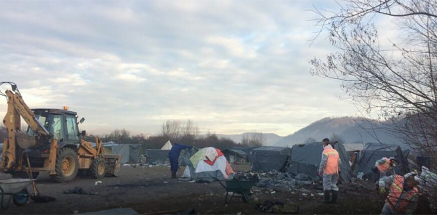 U toku rušenje privremenog kampa u Velikoj Kladuši