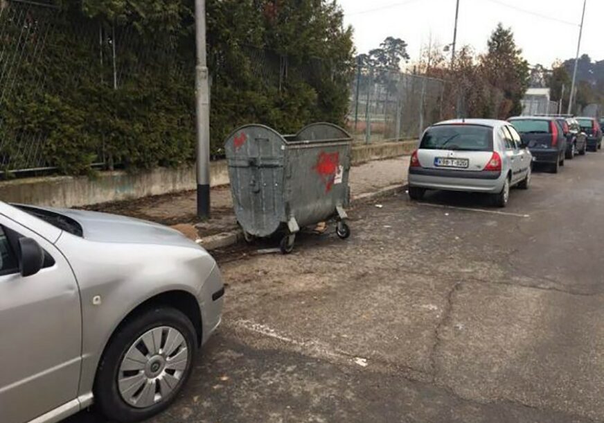 UREDNO "UŠUŠKAN" Kontejner u Banjaluci zauzeo cijelo jedno parking mjesto