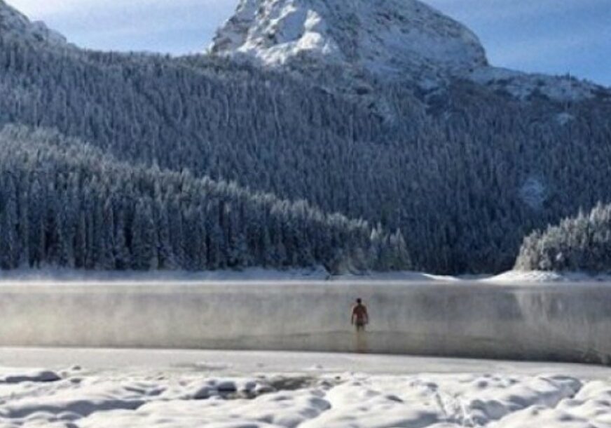 NJEMU NIJE HLADNO Rus se kupa u ledenom Crnom jezeru na Durmitoru (VIDEO)