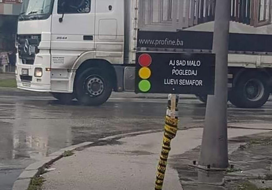 PONOVO PRORADIO LAKTAŠKI HUMOR Umjesto semafora građane na raskrsnici dočekala URNEBESNA PORUKA (FOTO)