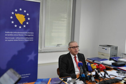 “AMBLEMI NE TREBA DA BUDU KAMEN SPOTICANJA” Unošenje zastave Srpske u Predsjedništvo BiH NIJE ZABRANJENO