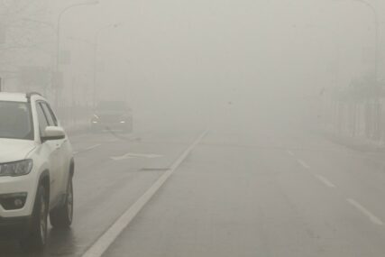 UPOZORENJE I NA POLEDICU Mokri kolovozi, smanjena vidljivost zbog magle