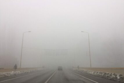 OPASNOST U SAOBRAĆAJU Putevi mokri i klizavi, magla smanjuje vidljivost, posebno na OVIM DIONICAMA