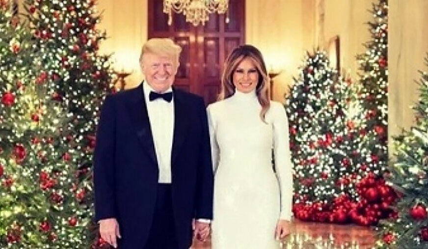 PRAZNIČNA ČESTITKA Za fotografiju Melanije i Trampa tvrde da je djelo ruku MAJSTORA FOTOŠOPA