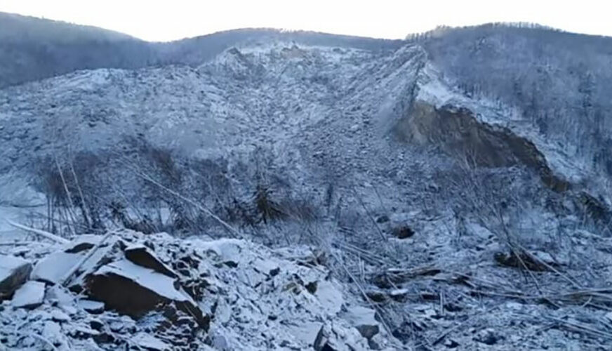 Pao ogroman meteorit u Rusiju, zakačio se za vrh vulkana, pa srušio u rijeku, moguće VANDREDNO STANJE (VIDEO)