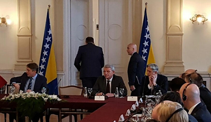 POLICAJCI KOJI GA ŠTITE OSTALI NAPOLJU Dodik napustio sastanak s delegacijom PIK-a jer nije istaknuta zastava Srpske (VIDEO)
