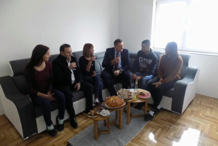 SAMOHRANA MAJKA TROJE DJECE U NOVOM STANU U goste im došao Dodik, poželio sreću i čestitao praznike