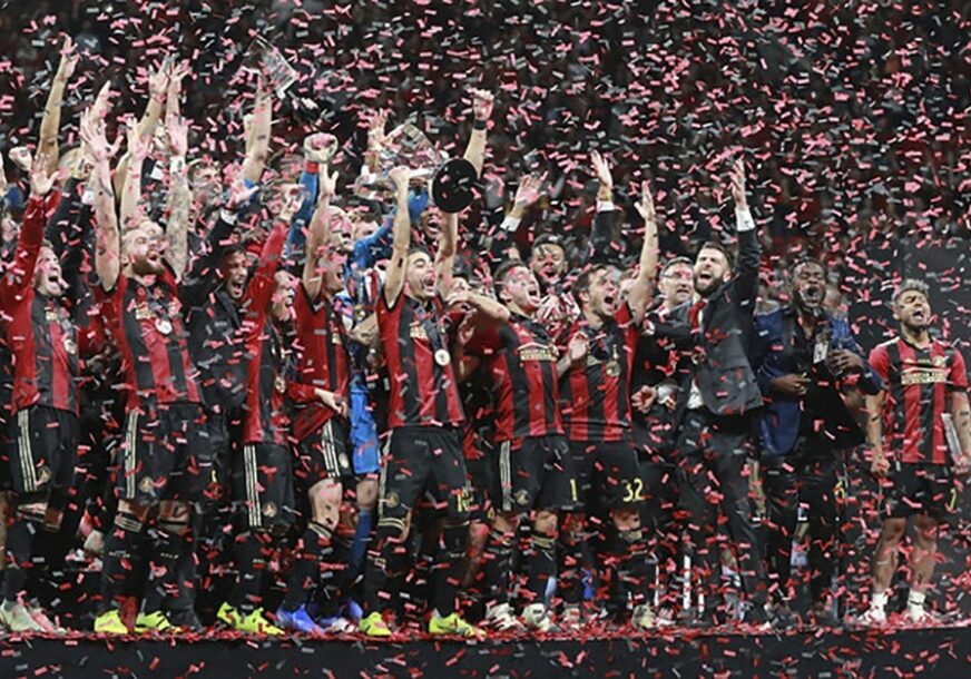 PRETJERALI U SLAVLJU Pobjednički trofej završio na BINI STRIPTIZ KLUBA (VIDEO, 18+)