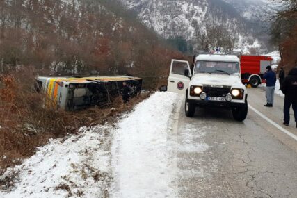 PREVRNUO SE AUTOBUS KOD NEVESINJA Dvije osobe poginule u teškoj nesreći, više povrijeđenih