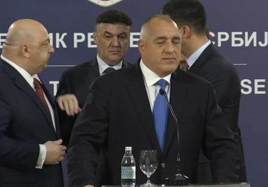 NEOČEKIVANA SITUACIJA Dok su Vučić i premijeri govorili, zvaničniku iza njih pozlilo (FOTO, VIDEO)