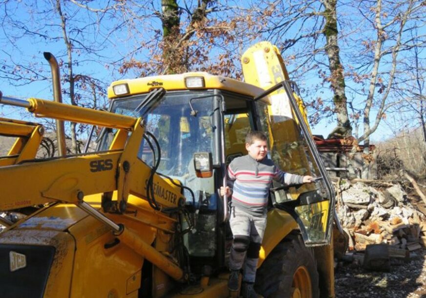 "BAGERA SE NIKAD NEĆU ODREĆI" Mali Nikola upravlja radnim mašinama kao igračkama