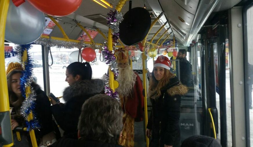 IDUĆE SEDMICE PRAZNIČNA VOŽNJA Sveti Nikola dijeli poklone u autobusu