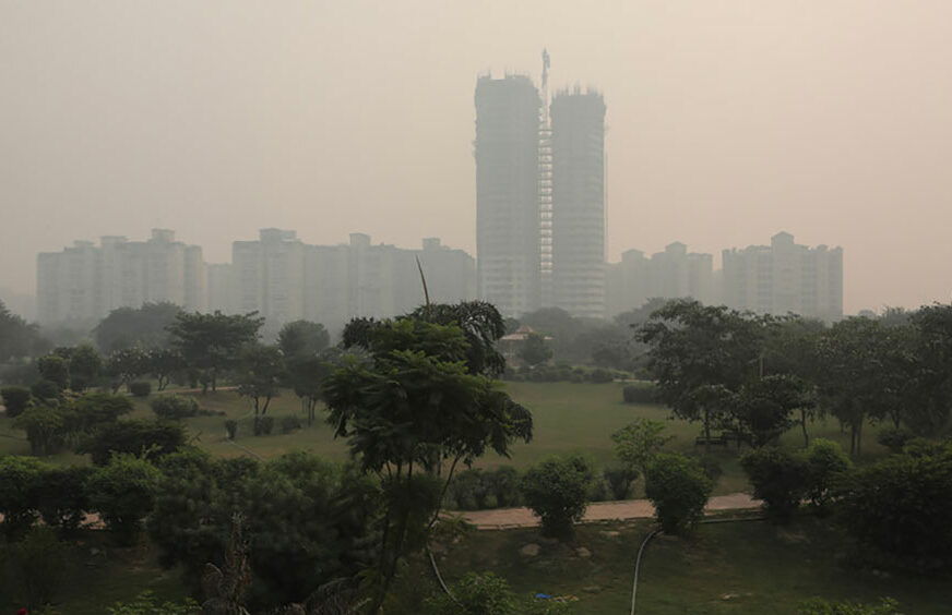 GUŠE SE U SMOGU Nju Delhi zbog zagađenja vazduha KAŽNJEN sa tri i po miliona dolara
