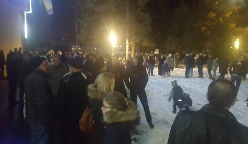 MAJKA I KĆERKA POGINULE, TROJE DJECE POVRIJEĐENO Okupljanje u Novom Travniku zbog stravične nesreće