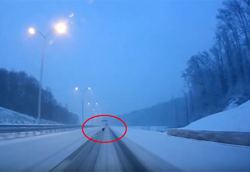 OPASNOST KOJA SE PONAVLJA Iz snijega na autoputu izronila je CRNA TAČKA, koja se sve više PRIBLIŽAVALA VOZILU (VIDEO)