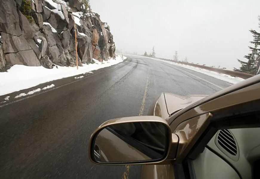 NIKUDA BEZ ZIMSKE OPREME Putevi prohodni, ali snijeg, poledica i vjetar otežavaju saobraćaj
