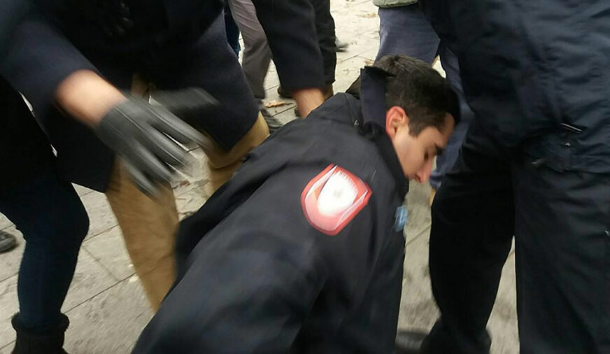 KLJUČA U CENTRU BANJALUKE Povrijeđen policajac, građani ga ŠUTIRALI NOGAMA kada je pao na zemlju (VIDEO, FOTO)