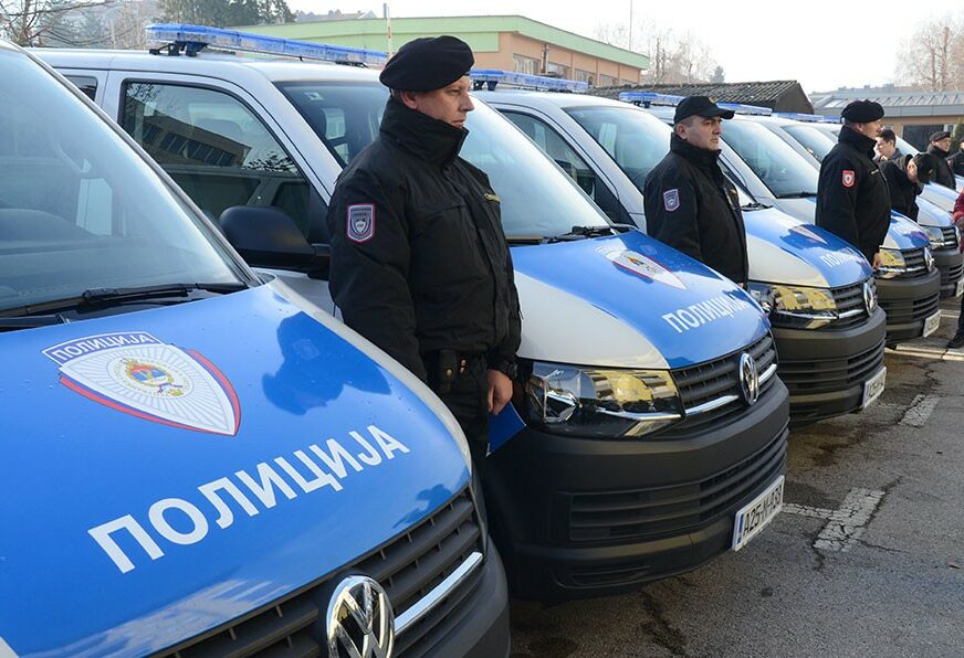 Policija Srpske dobila 15 kombija za efikasniju borbu protiv migrantske krize
