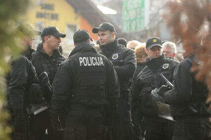 Policija rasvjetljava slučaj: Od tri osobe u Sarajevu uz prijetnju pištoljem ukradeni mobiteli i novac