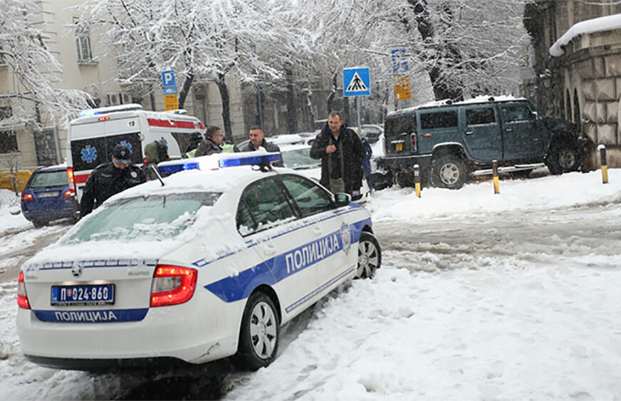 DIVLJAO HAMEROM S DIPLOMATSKIM TABLICAMA Muškarac u Beogradu srušio semafor, udario u kiosk, pa pobjegao