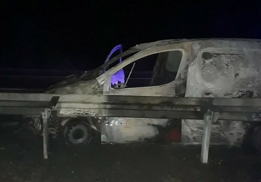 HOROR Automobil se zapalio u toku vožnje, izgorio vozač (VIDEO)