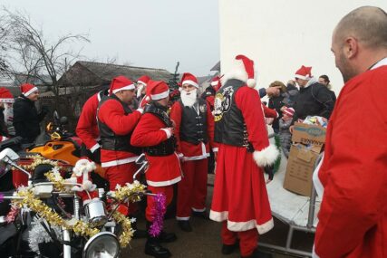 OBRADOVALI NAJMLAĐE Prijedorski bajkeri obukli odijela Djeda Mraza i podijelili novogodišnje paketiće