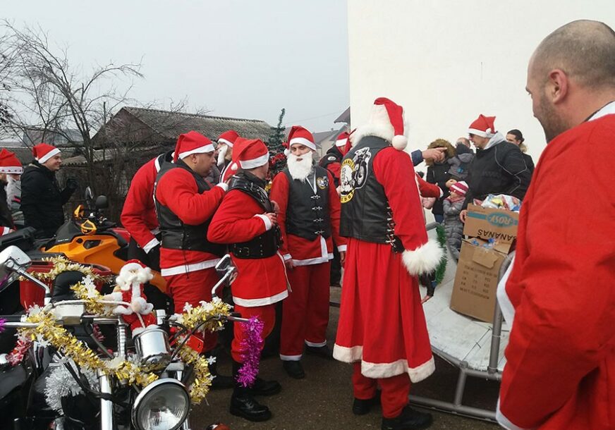 OBRADOVALI NAJMLAĐE Prijedorski bajkeri obukli odijela Djeda Mraza i podijelili novogodišnje paketiće