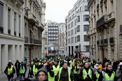 FRANCUZI NE ODUSTAJU Nastavljaju proteste zbog REFORME PENZIONOG SISTEMA