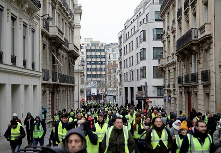 ŽESTOK POČETAK PROTESTA Tuča "žutih prsluka" i policije u Parizu, bačen suzavac (VIDEO)