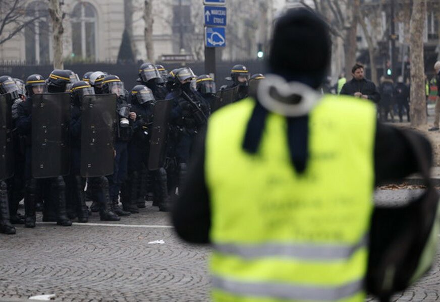 HAOS U FRANCUSKOJ Vodeni topovi, suzavac, demonstranti napravili barikade, 107 ljudi uhapšeno (VIDEO)