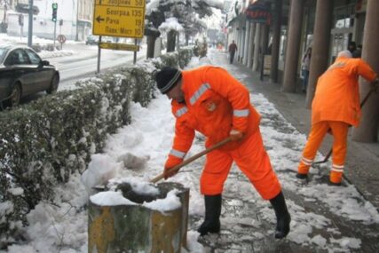 Bijeljinci nezadovoljni sa službama koje čiste snijeg: Neprohodne ulice i trotoari zbog leda