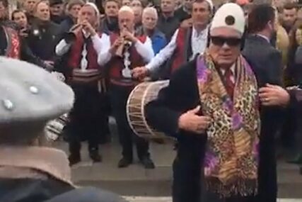 BUBNJEVI, KOLO, PETARDE Ovako Albanci na jugu Kosova slave formiranje vojske (VIDEO)