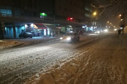 Snijeg prvo izazvao SAOBRAĆAJNI KOLAPS u Banjaluci, a 3 sata kasnije ISPRAZNIO ULICE (FOTO, VIDEO)