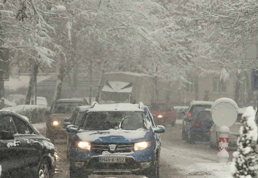 Vozači, budite na oprezu: Snijeg preko planinskih prevoja, opasnost od poledice