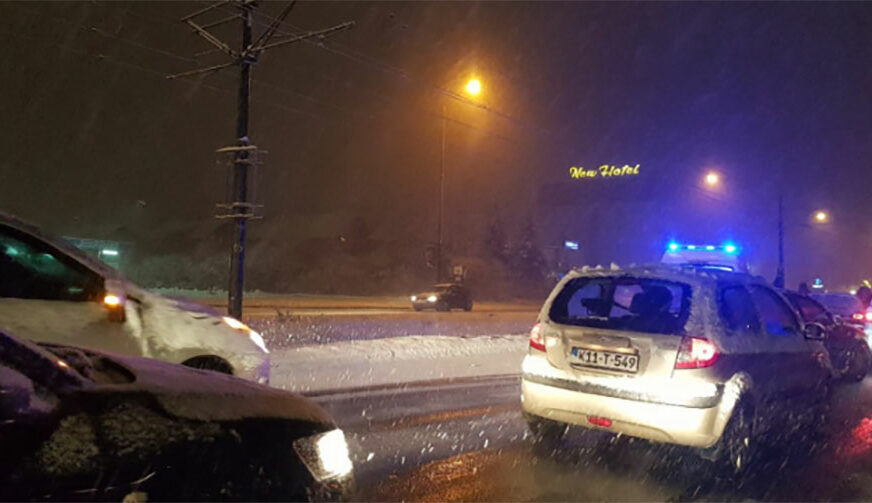 Snijeg usporio saobraćaj u Sarajevu, dogodilo se više saobraćajki