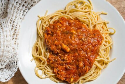 ITALIJANSKI ŠMEK U DOMAĆOJ KUHINJI Ima tri sastojka, a luk čak ne morate ni da sjeckate