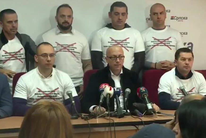Predstavnici Srpske liste u majicama sa PRECRTANOM REZOLUCIJOM 1244 poslali jasnu poruku
