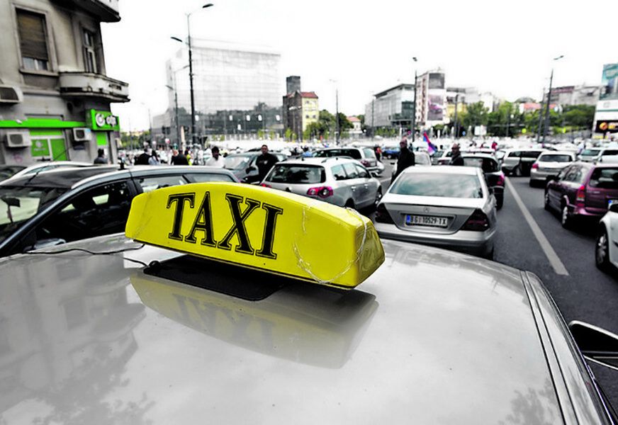 Komunalna policija ODUZELA AUTOMOBIL nelegalnom taksisti