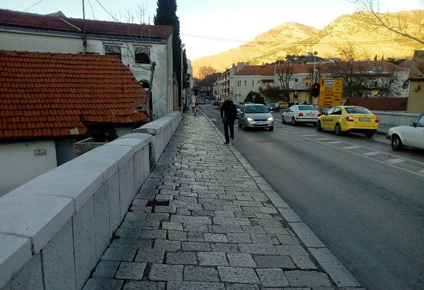 PJEŠACI MOGU DA ODAHNU Od naredne godine novi trotoari na kamenom mostu u Trebinju