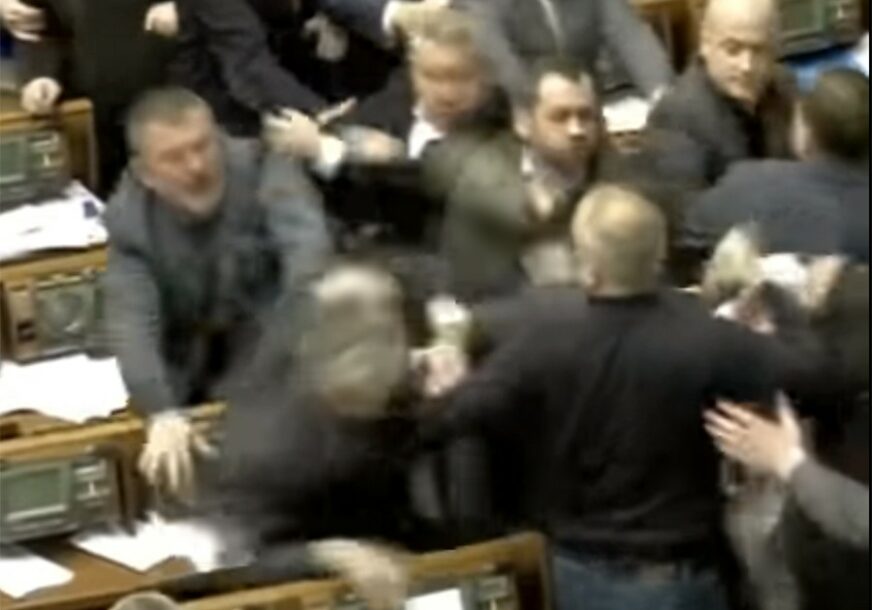 SIJEVALE PESNICE Žestoka tuča poslanika u parlamentu Ukrajine (VIDEO)